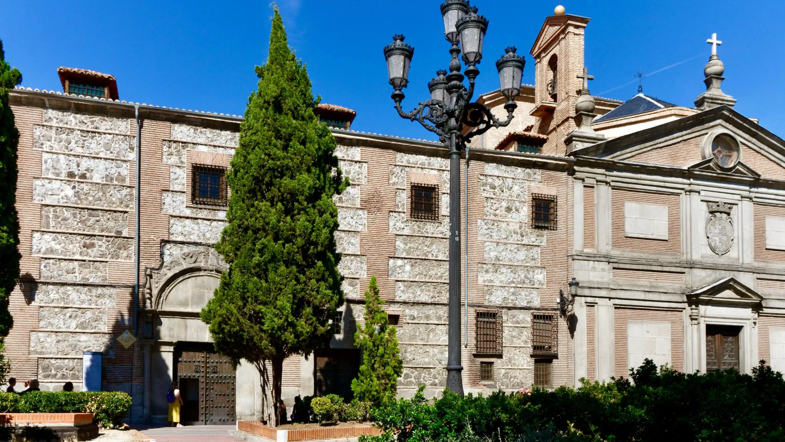 Gevel van het Monasterio de las Descalzas Reales in Madrid, een zestiende-eeuws klooster met mudejar- en renaissance-elementen en het wapen van Johanna van Oostenrijk.