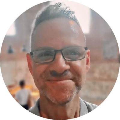 Official guide Elias in a Madrid café.