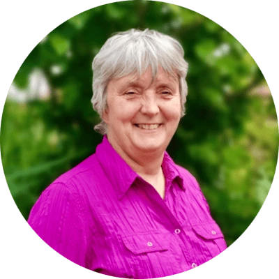 Martoke, official guide of Salamanca and Castile, smiling in a green garden.